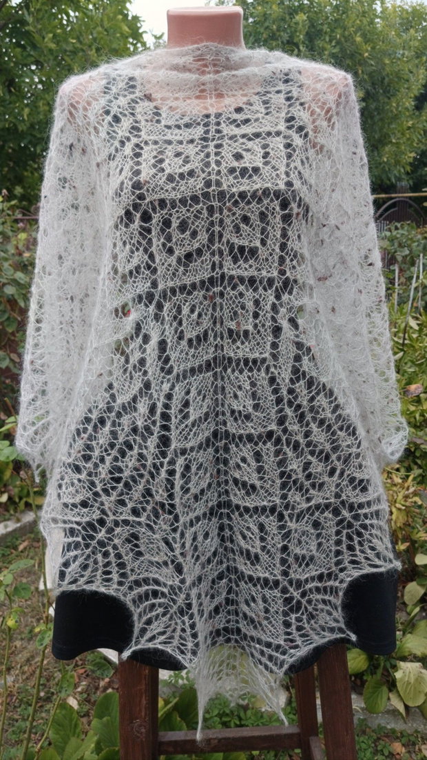Sal triunghiular crem, tricotat manual din mohair cu matase