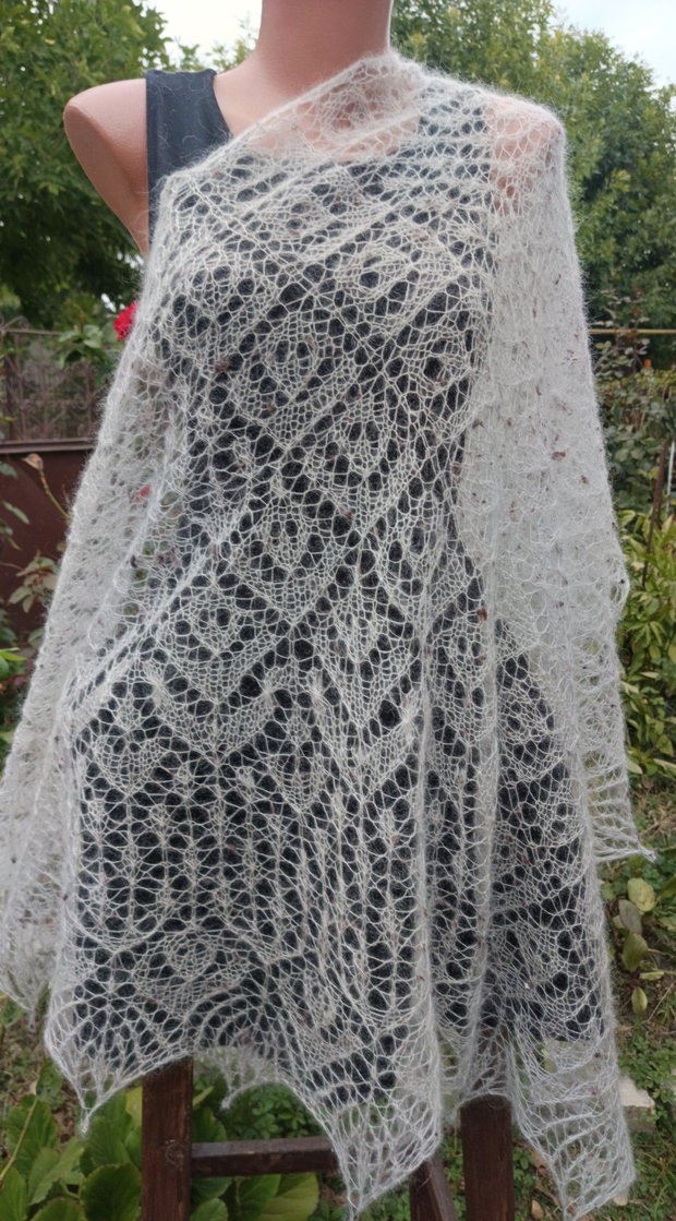 Sal triunghiular crem, tricotat manual din mohair cu matase
