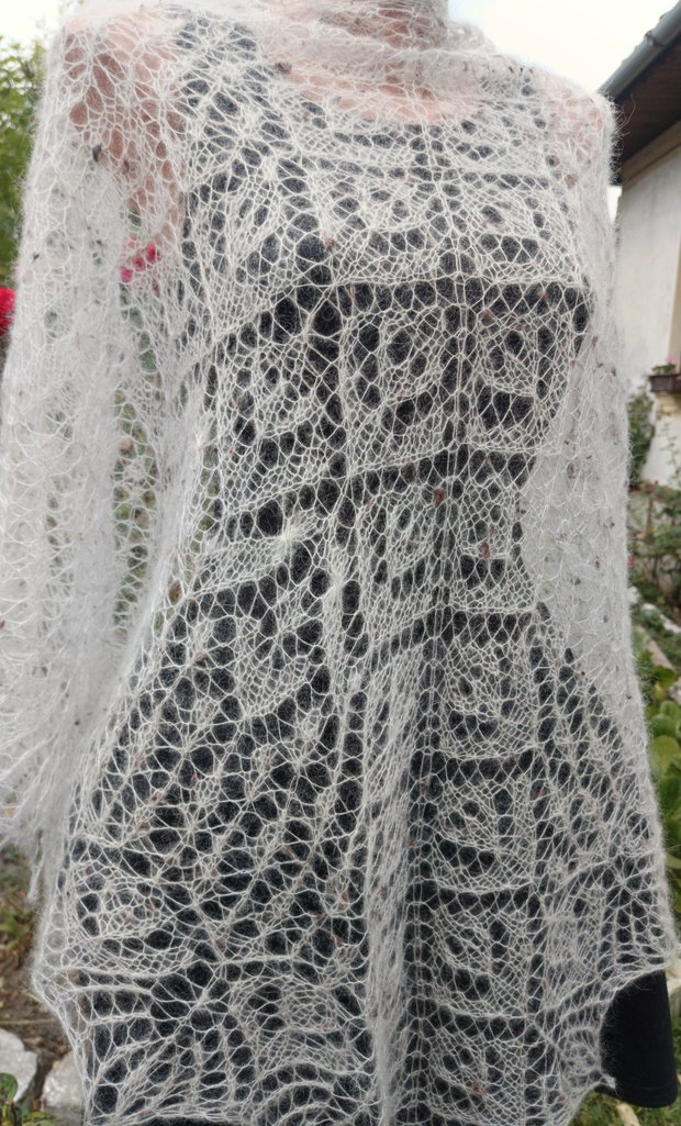 Sal triunghiular crem, tricotat manual din mohair cu matase