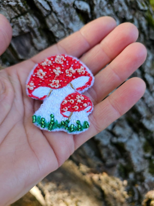 Broșă broderie cu ciupercuțe