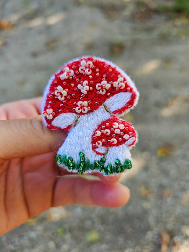 Broșă broderie cu ciupercuțe