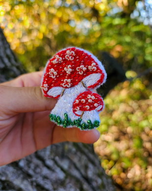 Broșă broderie cu ciupercuțe