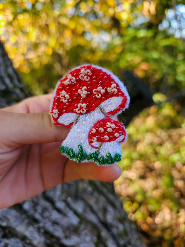 Broșă broderie cu ciupercuțe