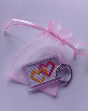Mărturii handmade  breloc brodat manual