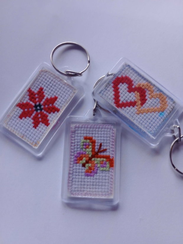 Mărturii handmade breloc brodat manual