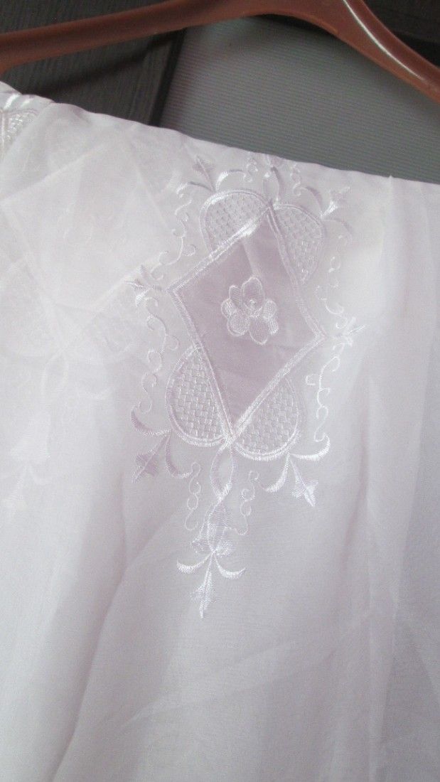 perdea alba cu broderie