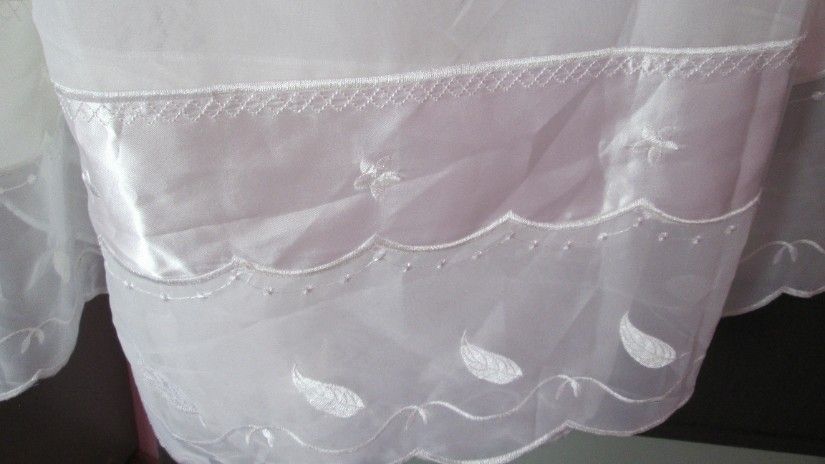 perdea alba cu broderie