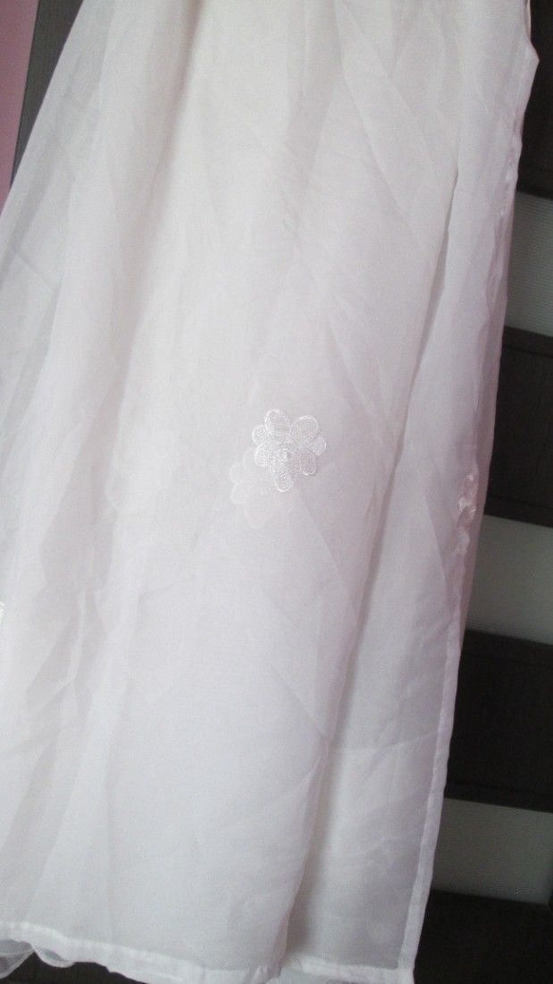 perdea alba cu broderie