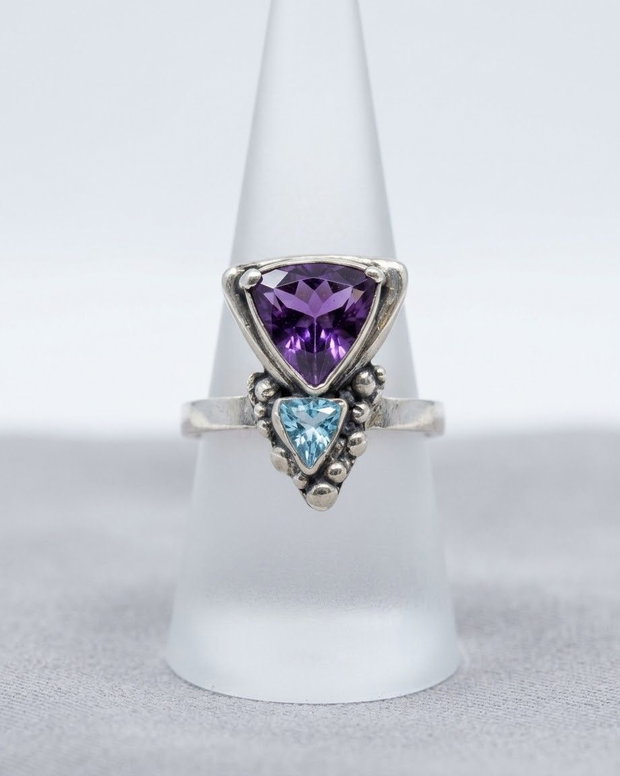 Inel unicat din argint fin, cu elemente triunghiulare texturate, un ametist, un topaz bleu si accente de aur 24 K