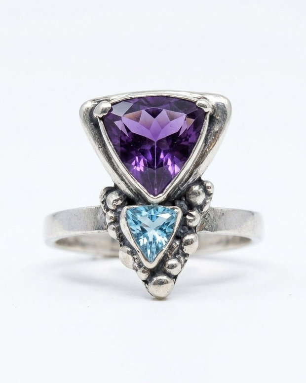 Inel unicat din argint fin, cu elemente triunghiulare texturate, un ametist, un topaz bleu si accente de aur 24 K