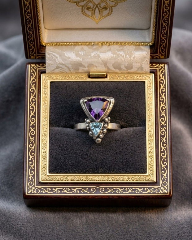 Inel unicat din argint fin, cu elemente triunghiulare texturate, un ametist, un topaz bleu si accente de aur 24 K