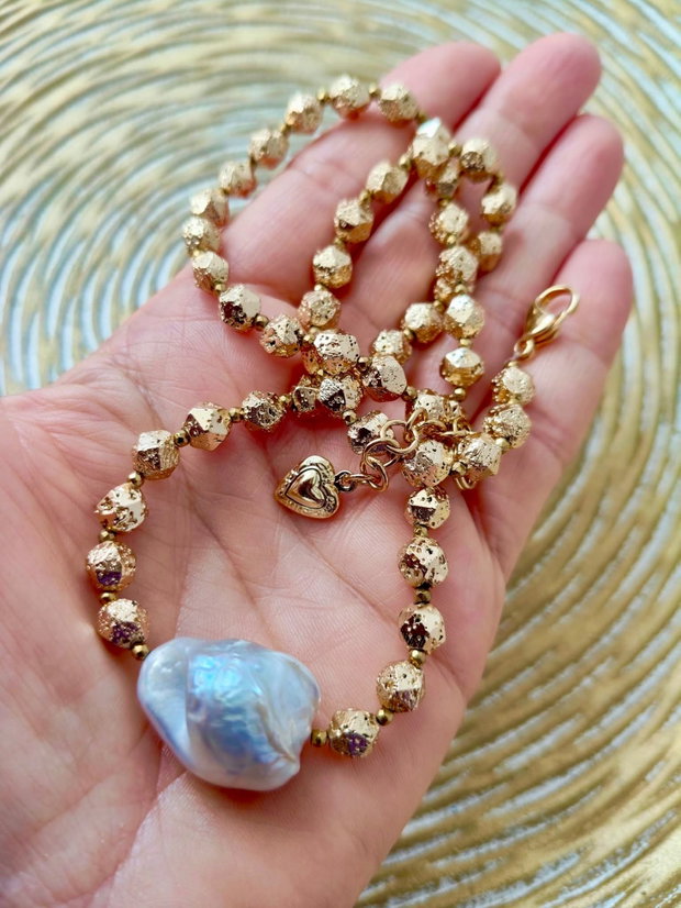 Colier CHOKER lava vulcanica / hematite aurii & perla baroc alba