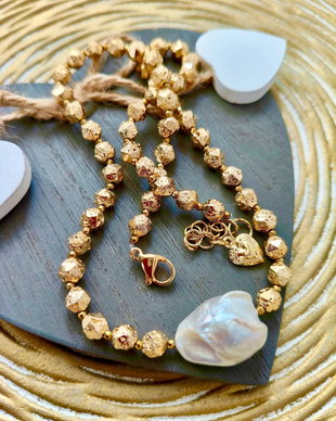 Colier CHOKER lava vulcanica / hematite aurii & perla baroc alba