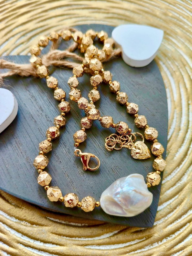 Colier CHOKER lava vulcanica / hematite aurii & perla baroc alba