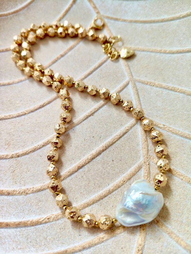 Colier CHOKER lava vulcanica / hematite aurii & perla baroc alba