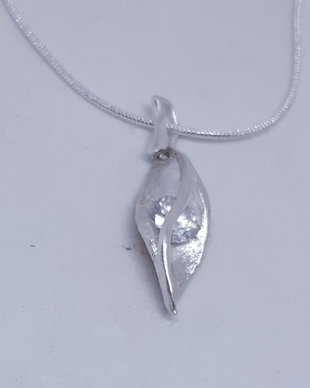 Colier cu pandantiv unicat din argint pur, cu design fluid si un cristal Cubic Zirconia