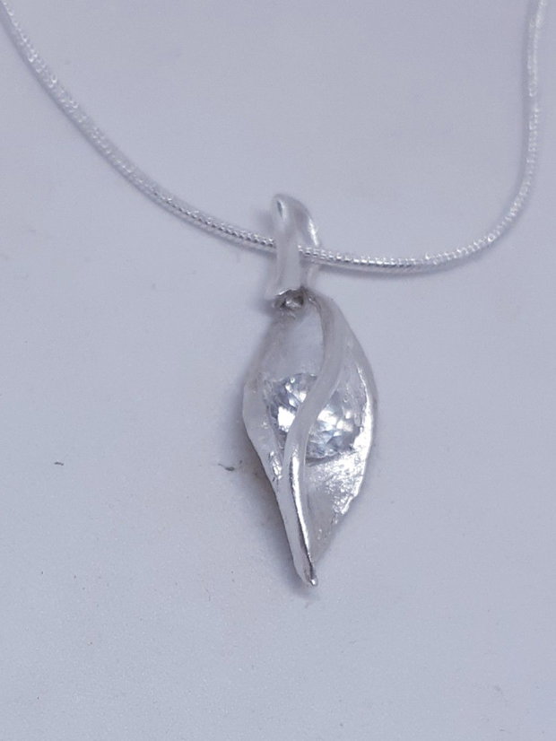 Colier cu pandantiv unicat din argint pur, cu design fluid si un cristal Cubic Zirconia