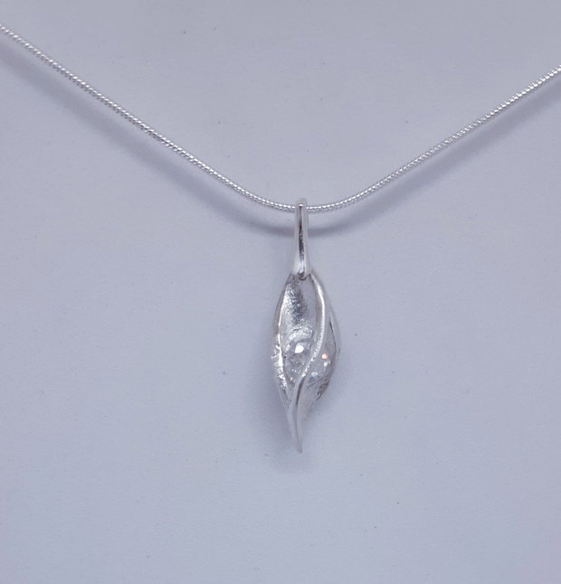 Colier cu pandantiv unicat din argint pur, cu design fluid si un cristal Cubic Zirconia