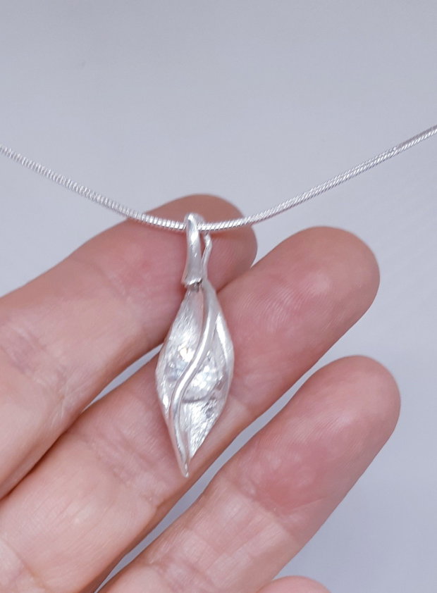 Colier cu pandantiv unicat din argint pur, cu design fluid si un cristal Cubic Zirconia