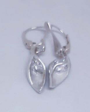 Cercei atarnatori, unicat din argint pur, cu design fluid si cristale Cubic Zirconia