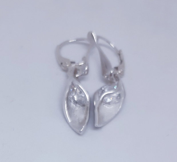 Cercei atarnatori, unicat din argint pur, cu design fluid si cristale Cubic Zirconia