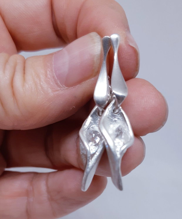 Cercei atarnatori, unicat din argint pur, cu design fluid si cristale Cubic Zirconia