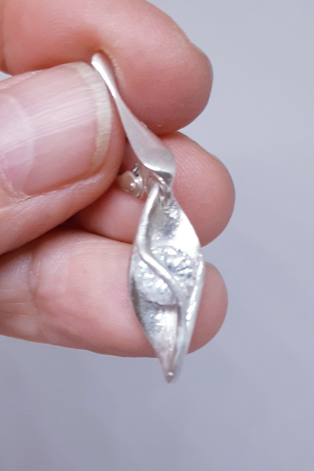 Cercei atarnatori, unicat din argint pur, cu design fluid si cristale Cubic Zirconia