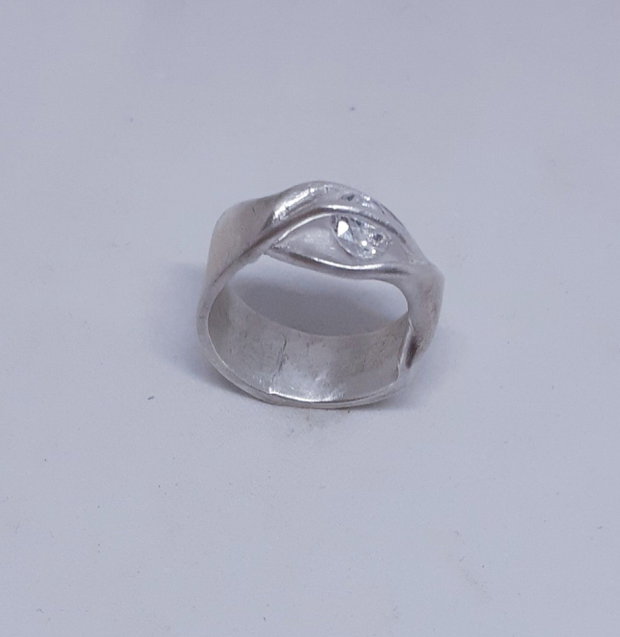 Inel unicat din argint pur, cu design fluid si cristal Cubic Zirconia