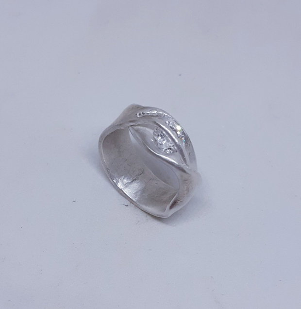 Inel unicat din argint pur, cu design fluid si cristal Cubic Zirconia