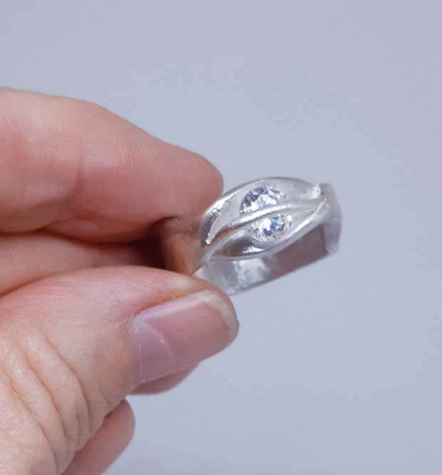Inel unicat din argint pur, cu design fluid si cristal Cubic Zirconia