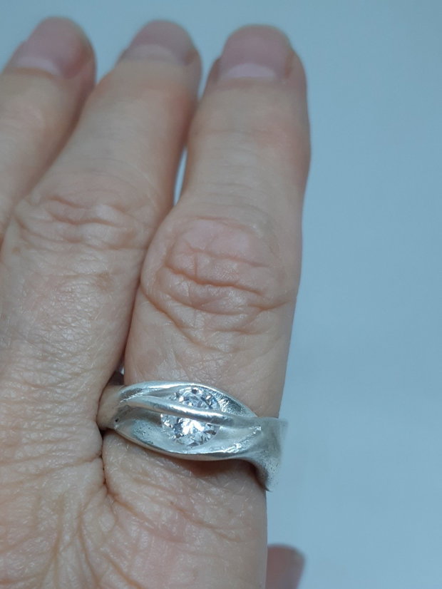 Inel unicat din argint pur, cu design fluid si cristal Cubic Zirconia