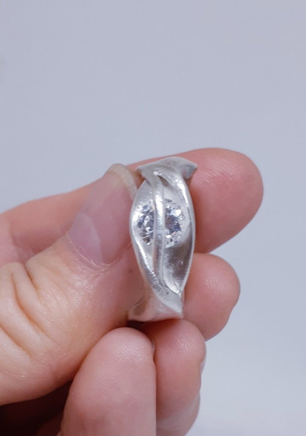Inel unicat din argint pur, cu design fluid si cristal Cubic Zirconia