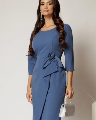 Rochie scurta albastra din stofa cu croi conic si detaliu floral