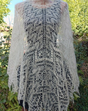 Sal triunghiular crem deschis, tricotat manual din mohair cu matase