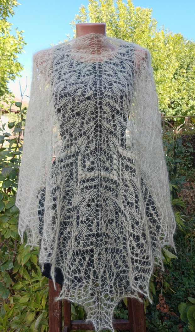 Sal triunghiular crem deschis, tricotat manual din mohair cu matase
