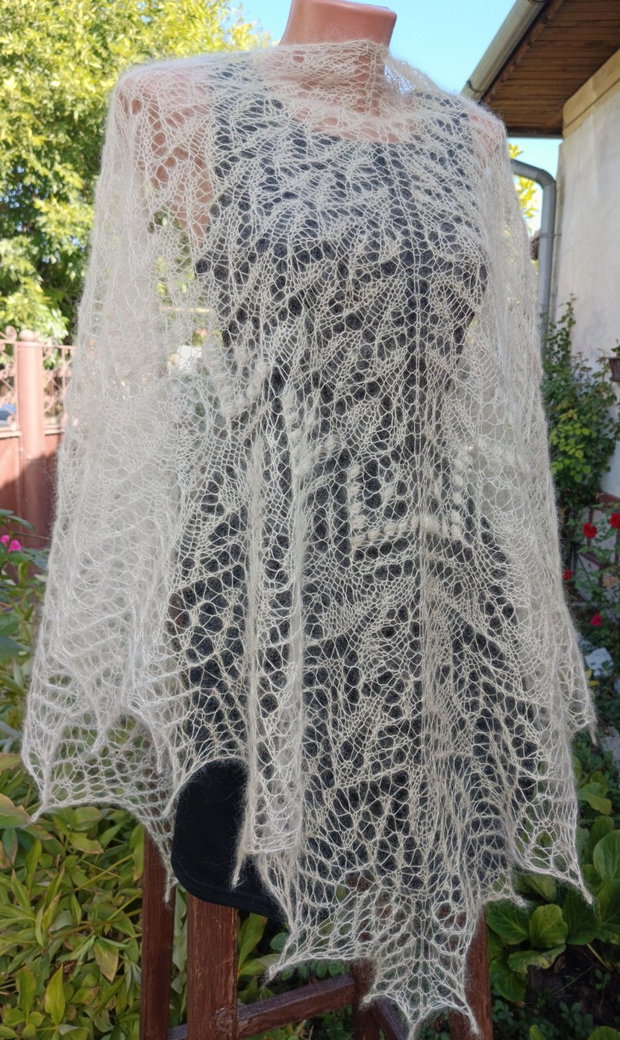 Sal triunghiular crem deschis, tricotat manual din mohair cu matase
