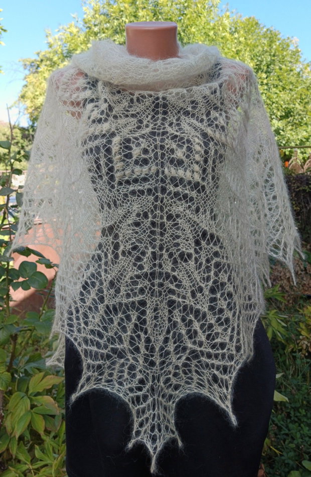 Sal triunghiular crem deschis, tricotat manual din mohair cu matase