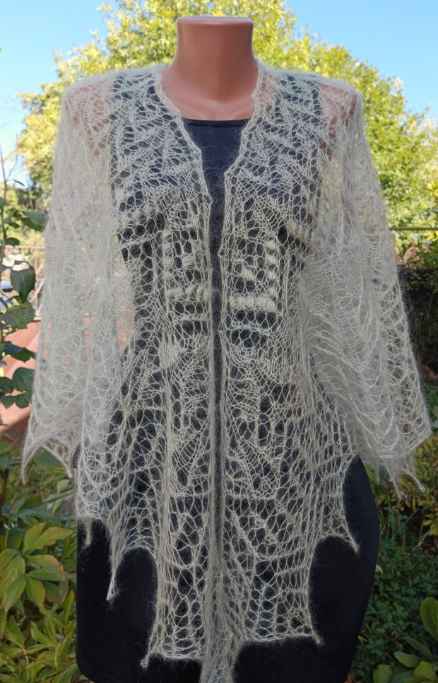 Sal triunghiular crem deschis, tricotat manual din mohair cu matase