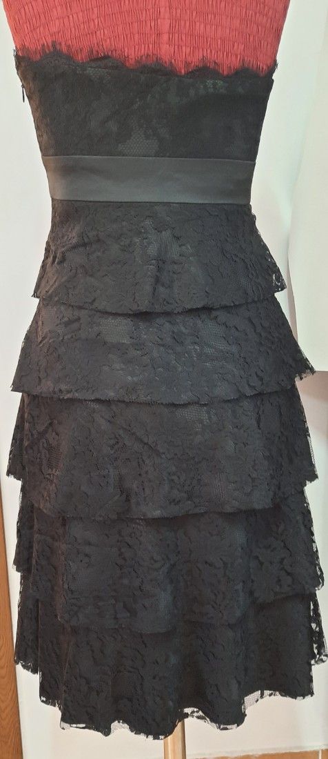 Rochie cu volane din dantelă