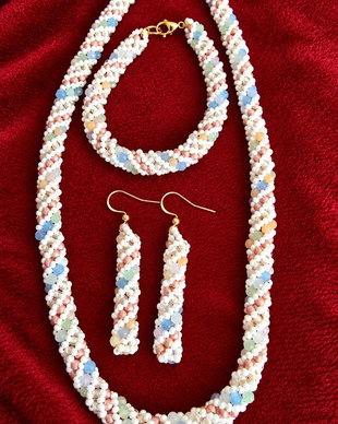 Set Pastel Spiral  colier, brățară și cercei tubulari din mărgele