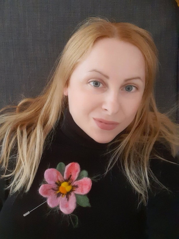 Broșă Panseluță Roz Împâslită  Bijuterie Textilă din Lână Naturală