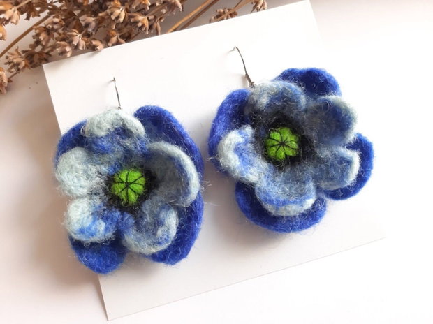 Cercei Maci Albaștri Împâsliți Bijuterie Handmade din Lână Naturală