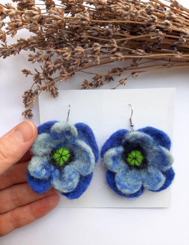 Cercei Maci Albaștri Împâsliți Bijuterie Handmade din Lână Naturală