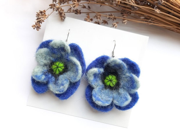 Cercei Maci Albaștri Împâsliți Bijuterie Handmade din Lână Naturală