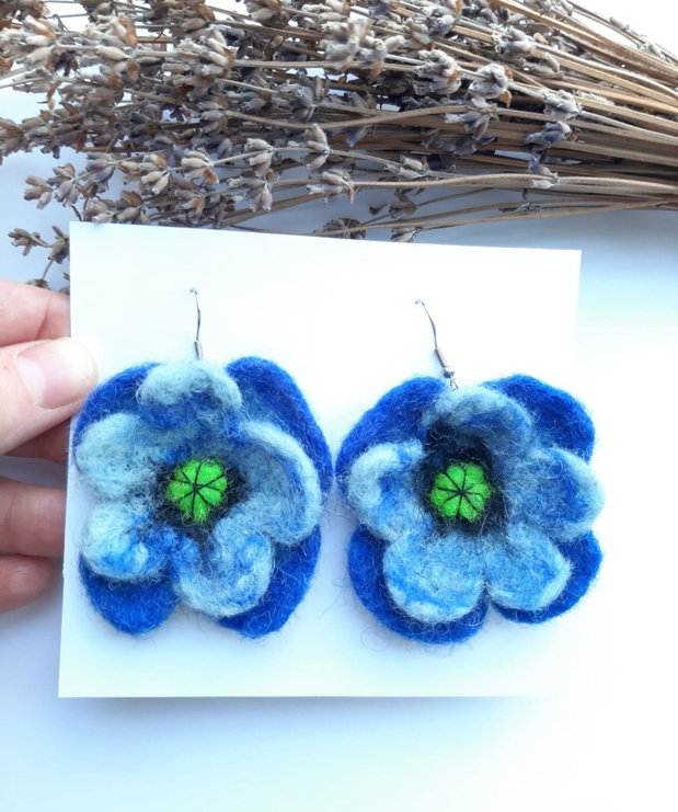 Cercei Maci Albaștri Împâsliți Bijuterie Handmade din Lână Naturală