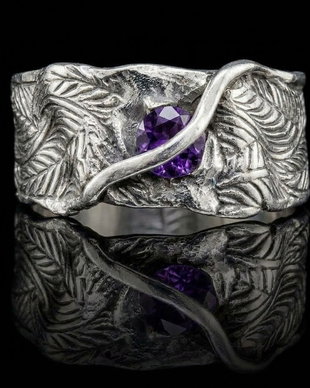 Inel unicat din argint fin, cu textura și design organice și un cristal Cubic Zirconia mov prins sub o bridă