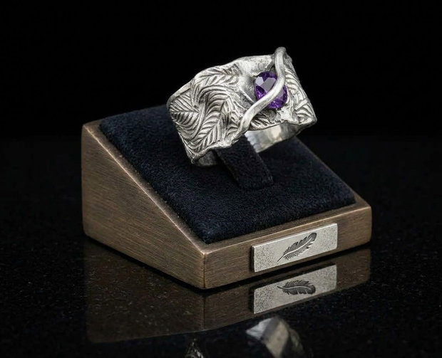 Inel unicat din argint fin, cu textura și design organice și un cristal Cubic Zirconia mov prins sub o bridă