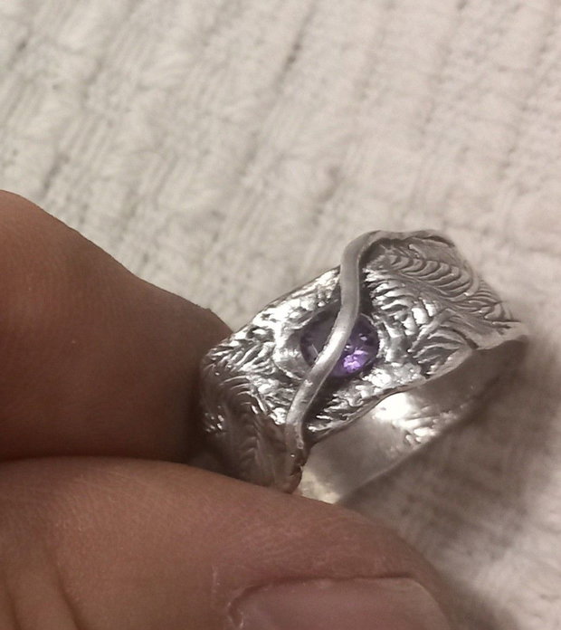 Inel unicat din argint fin, cu textura și design organice și un cristal Cubic Zirconia mov prins sub o bridă