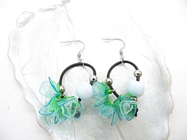 Cercei Lungi Statement cu Flori Bleu, Verde și Mărgele din Lemn Handmade Unicat (cod1473)