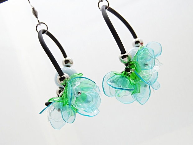 Cercei Lungi Statement cu Flori Bleu, Verde și Mărgele din Lemn Handmade Unicat (cod1473)